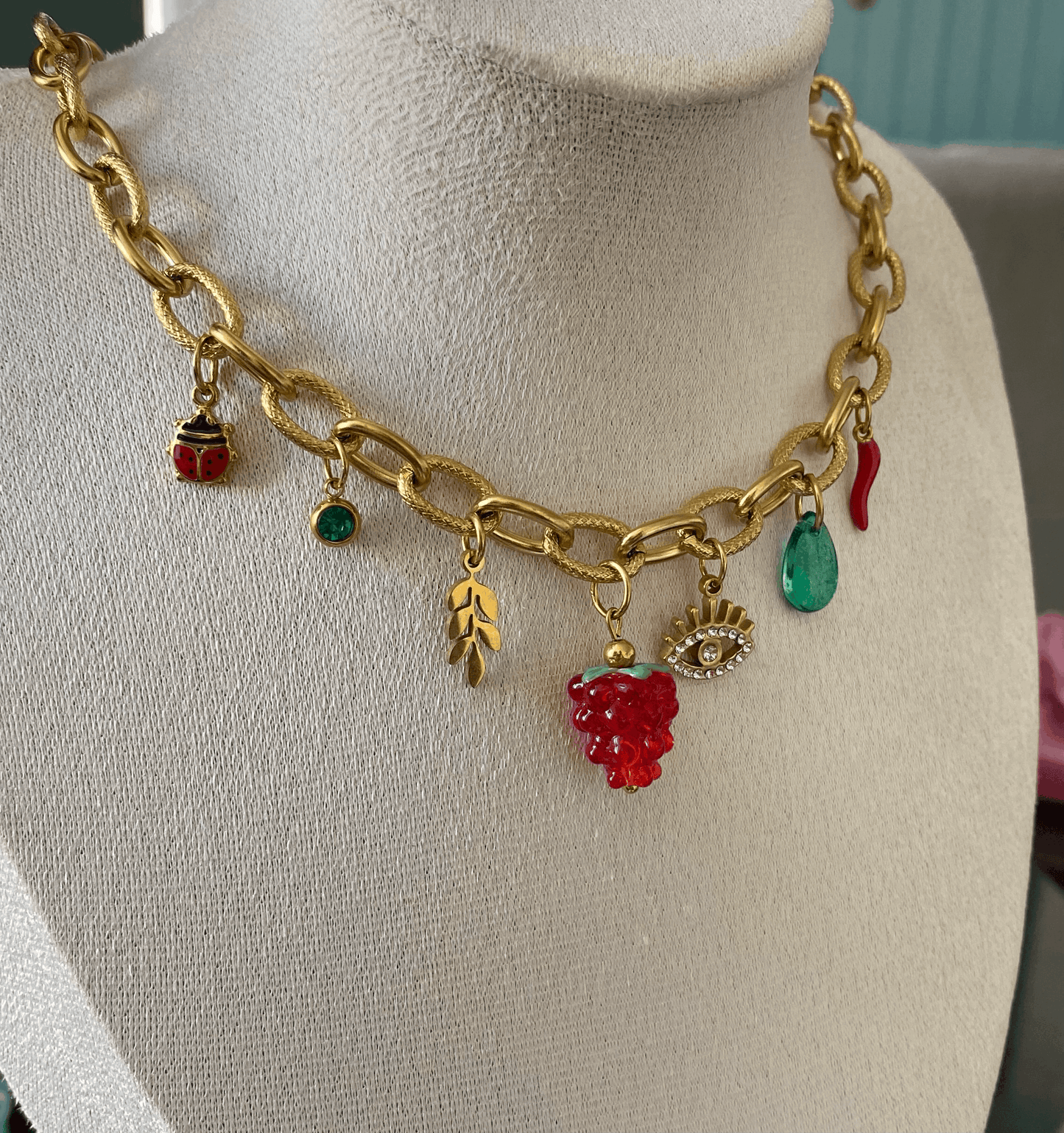 Collier en acier inoxydable doré avec 7 pendentifs.