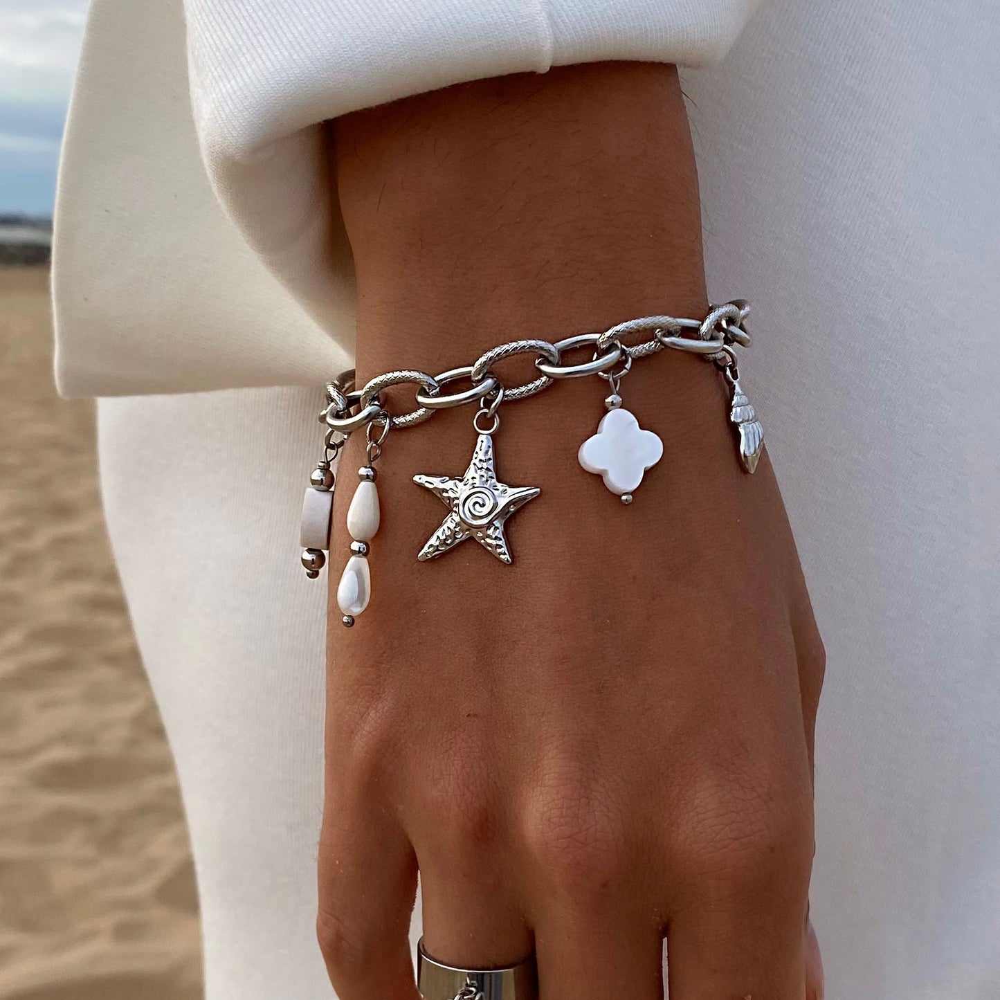 Bracelet en acier inoxydable avec 5 pendentifs.