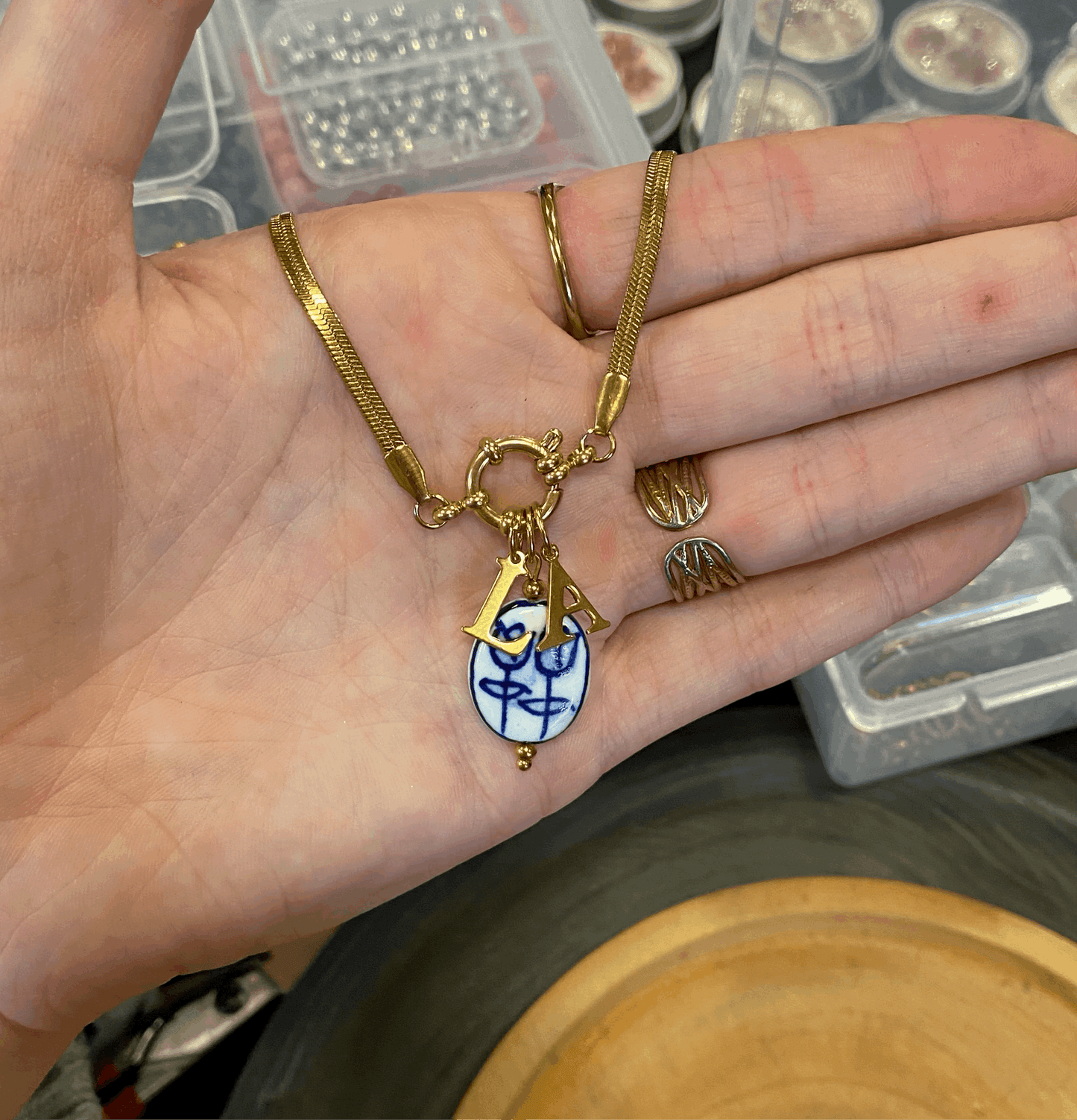Collier en acier inoxydable doré avec 2 pendentifs dorés et bleus.