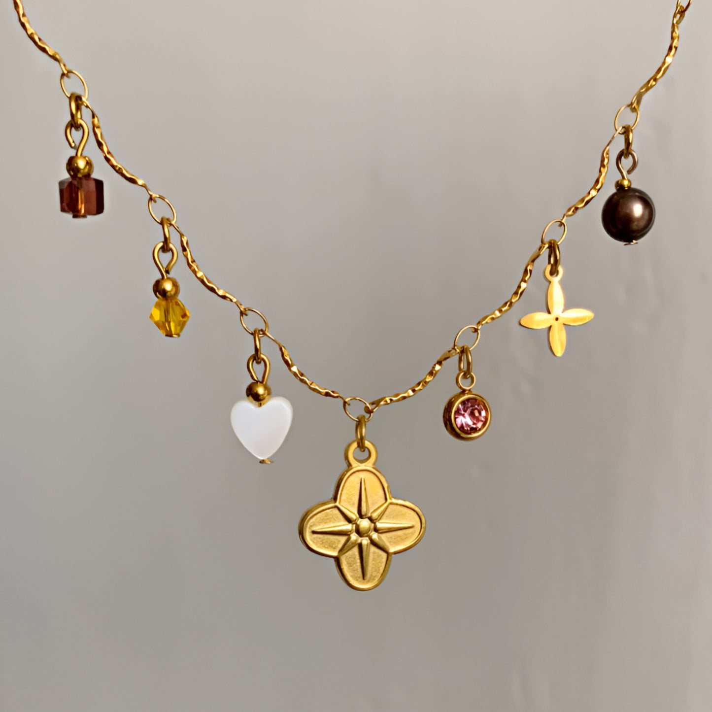 Collier en acier inoxydable avec 7 pendentifs.