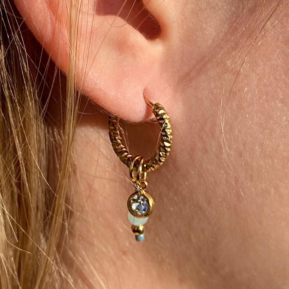 Boucle d’oreille créole en acier inoxydable argenté 15mm de diamètre.