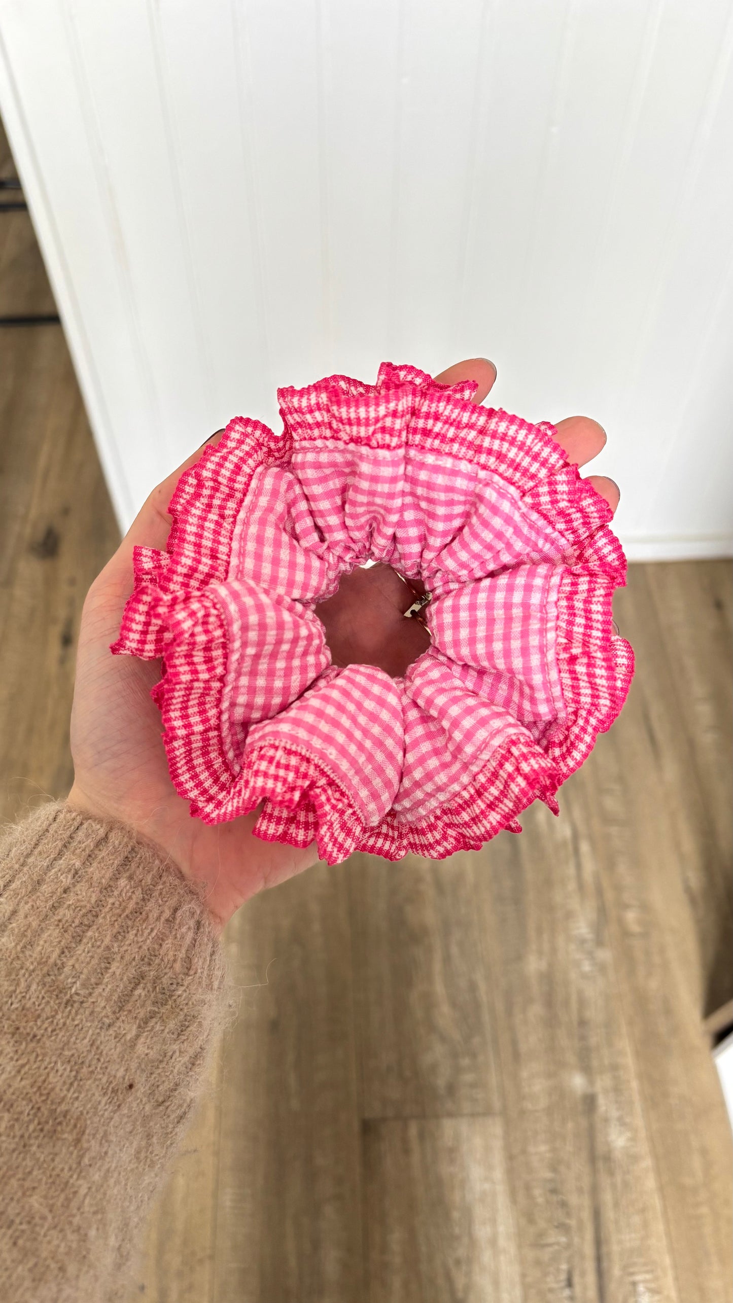 Grand chouchou à froufrous rose