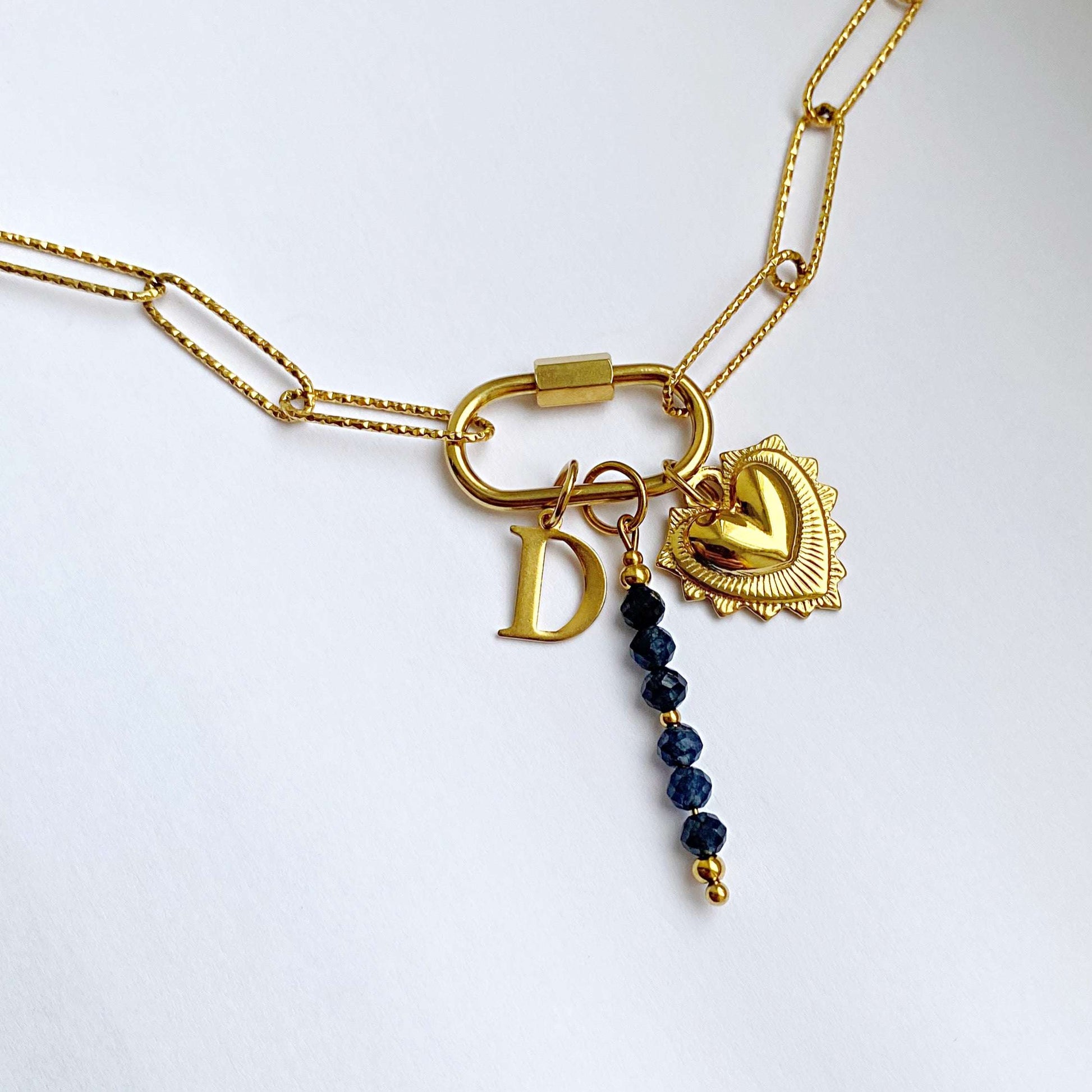 Exemple d’un collier avec 3 pendentifs dorés.