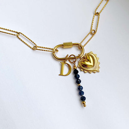 Exemple d’un collier avec 3 pendentifs dorés.