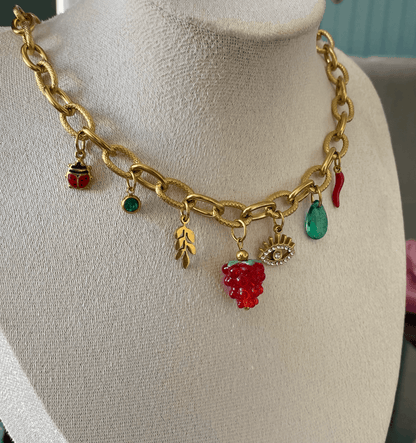 Collier en acier inoxydable doré avec 7 pendentifs.