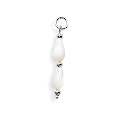 Pendentif en acier inoxydable argenté avec 2 perles blanches.