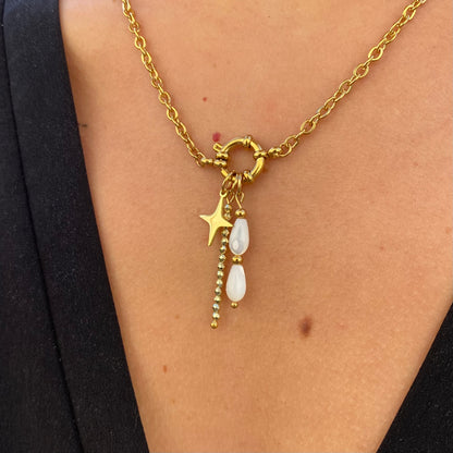 Collier en acier inoxydable doré.