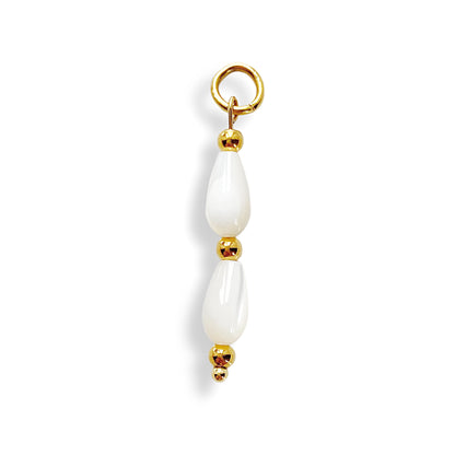 Pendentif en acier inoxydable doré avec 2 perles blanches.