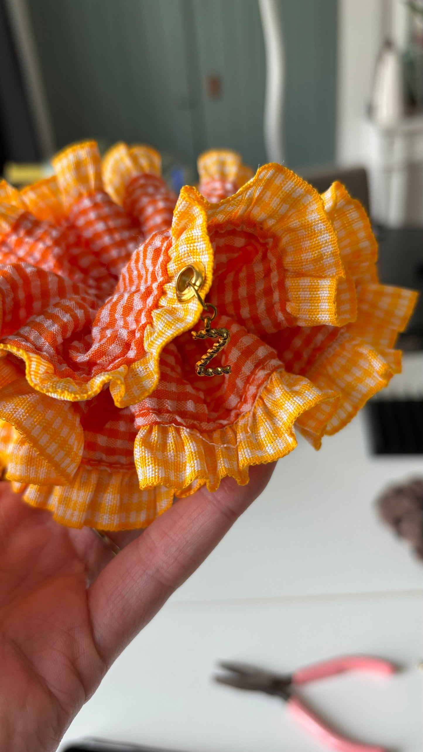 Grand chouchou à froufrous orange