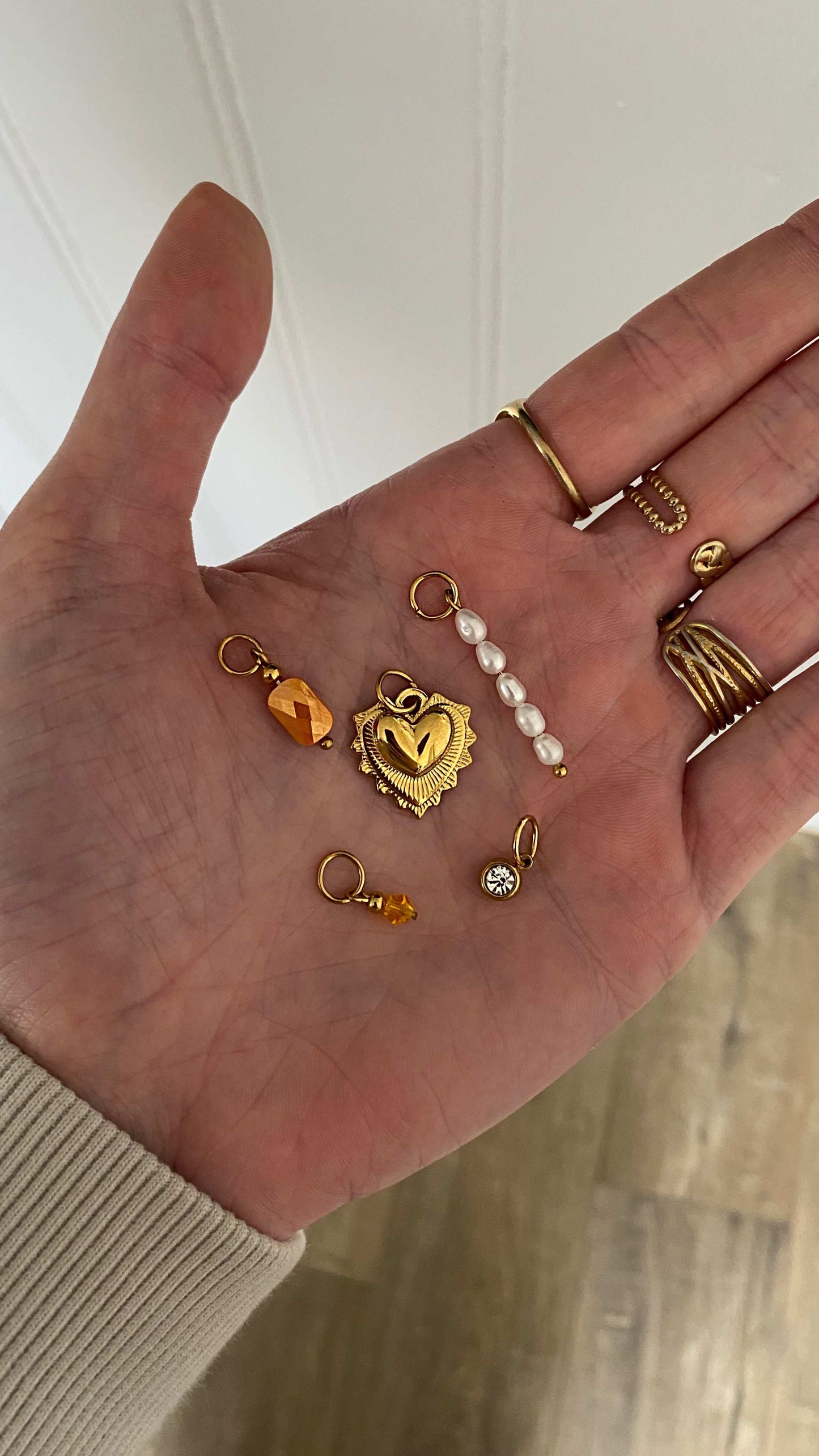 Plusieurs pendentifs dans une main.