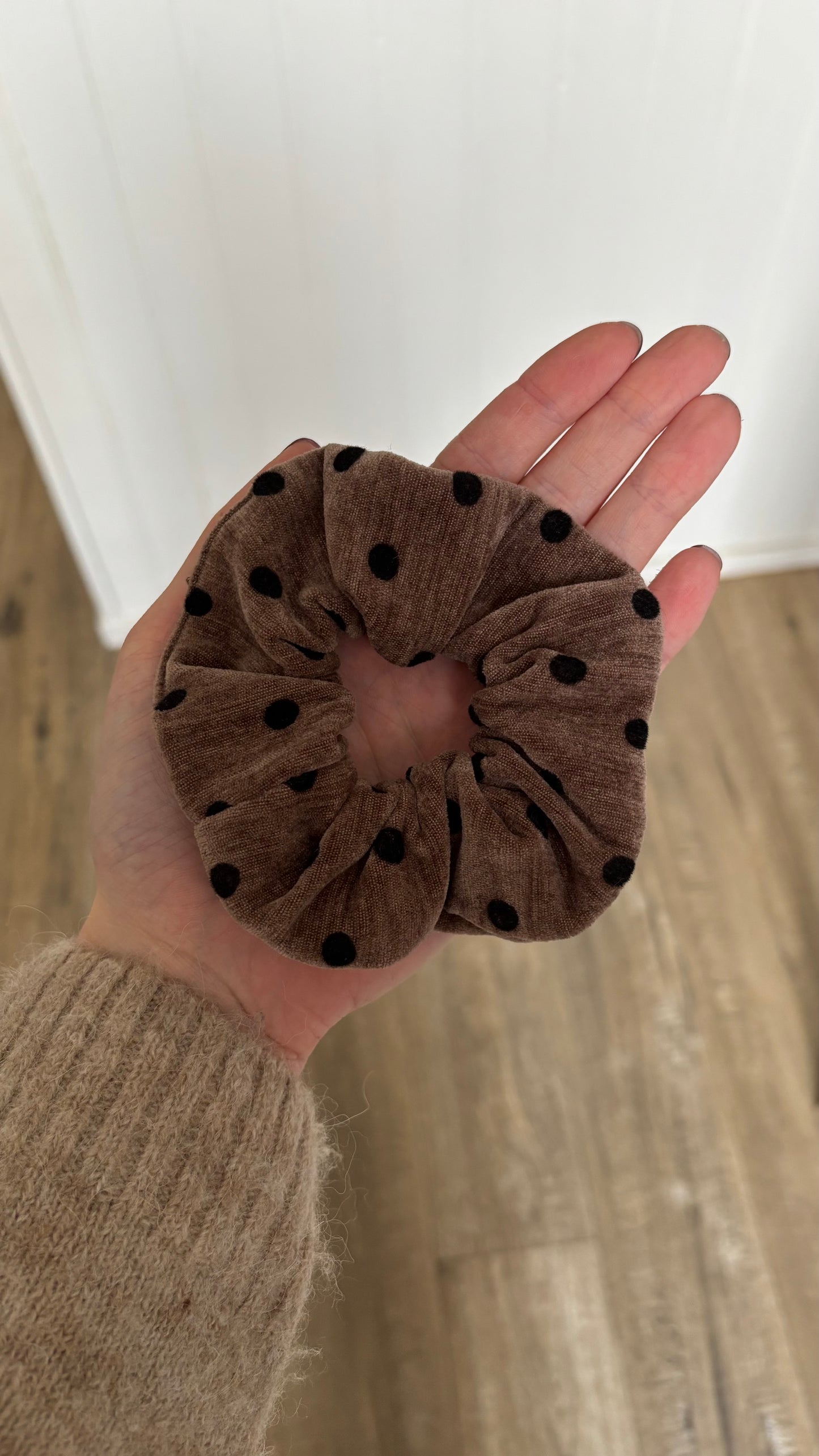 Moyen chouchou en velours marron à pois