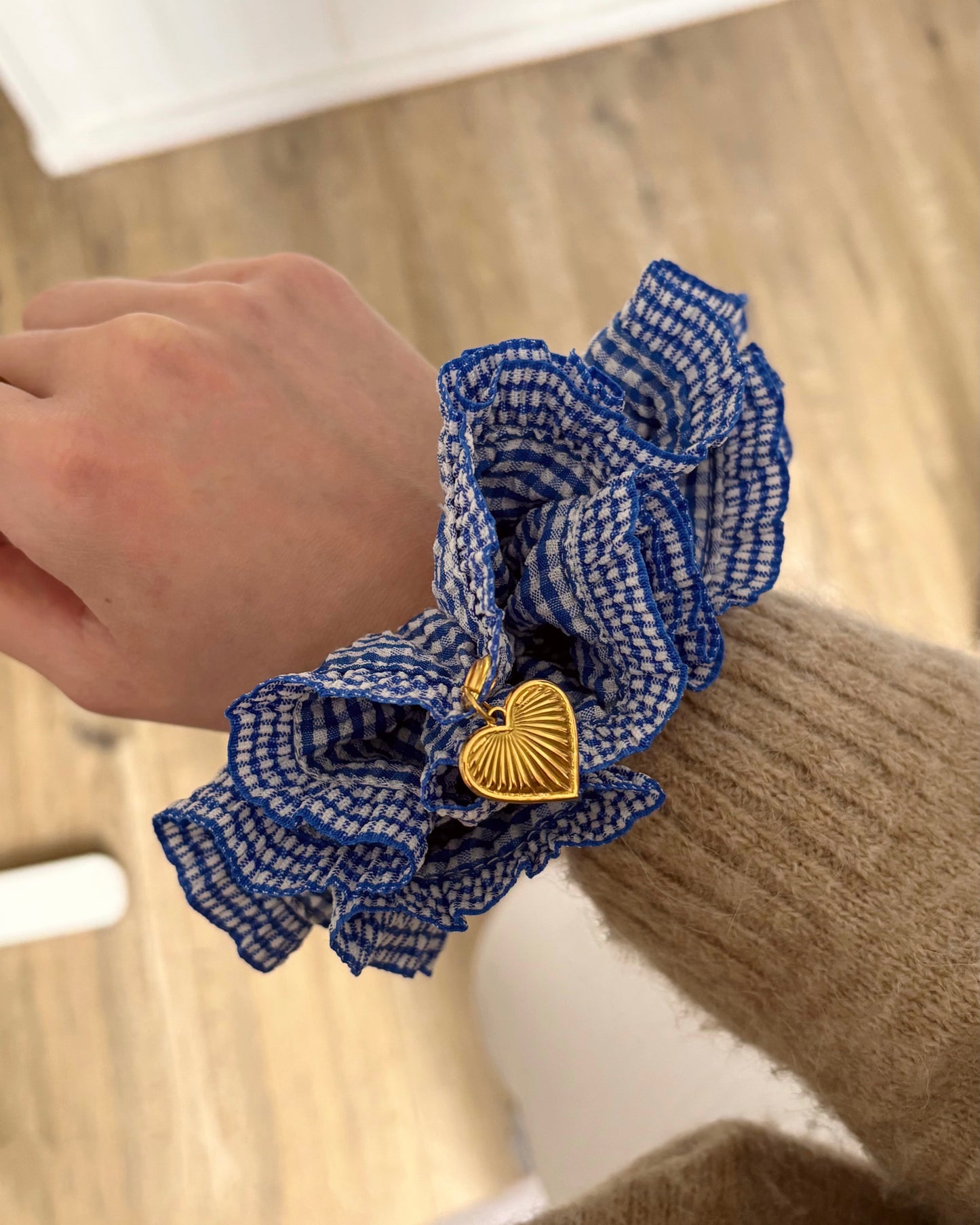 Grand chouchou à froufrous bleu