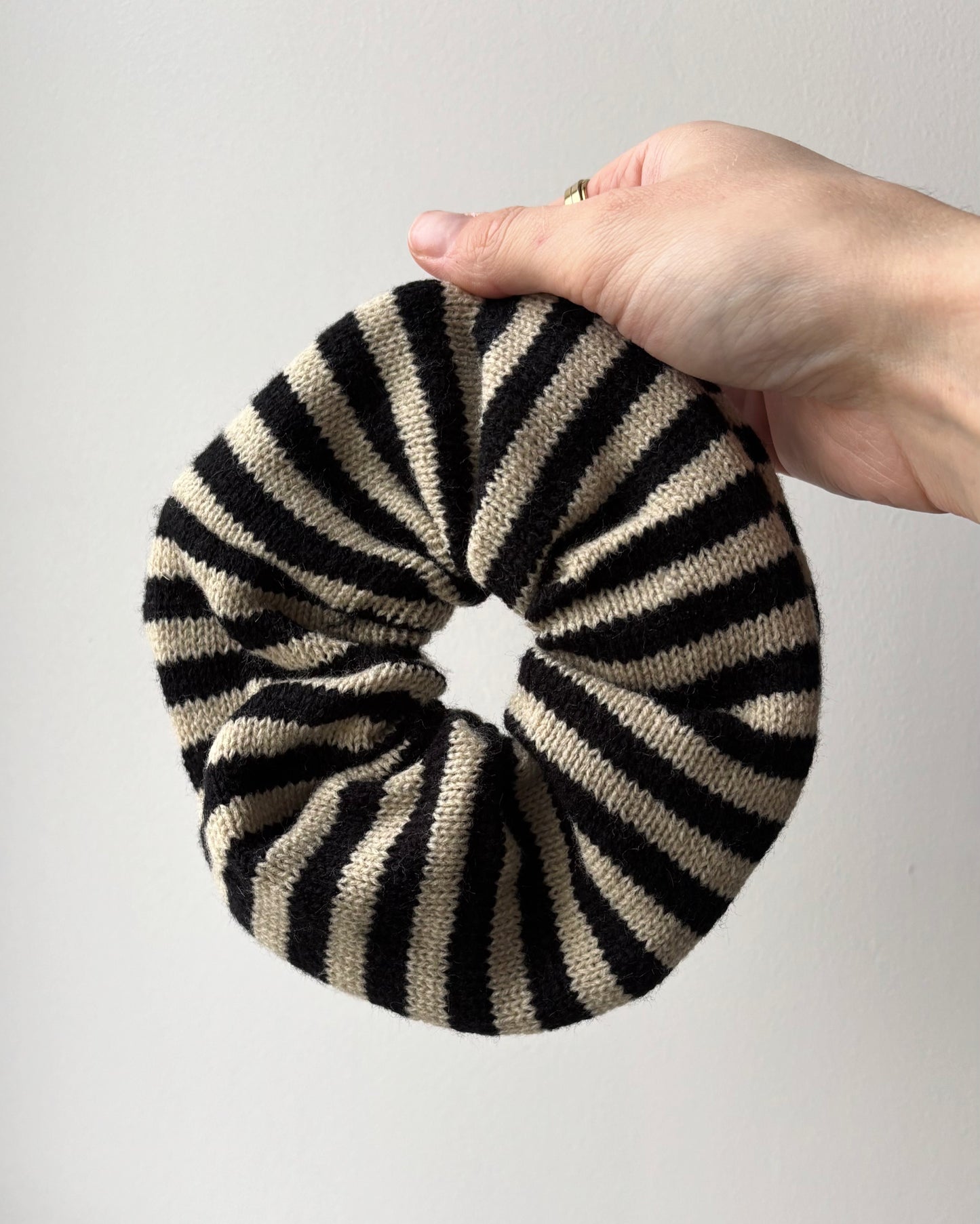 Grand chouchou à rayures noir & blanc