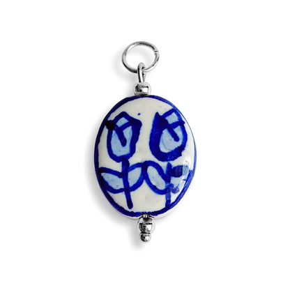 Pendentif en céramique et acier inoxydable ovale avec dessins de tulipes bleu et blanc. 