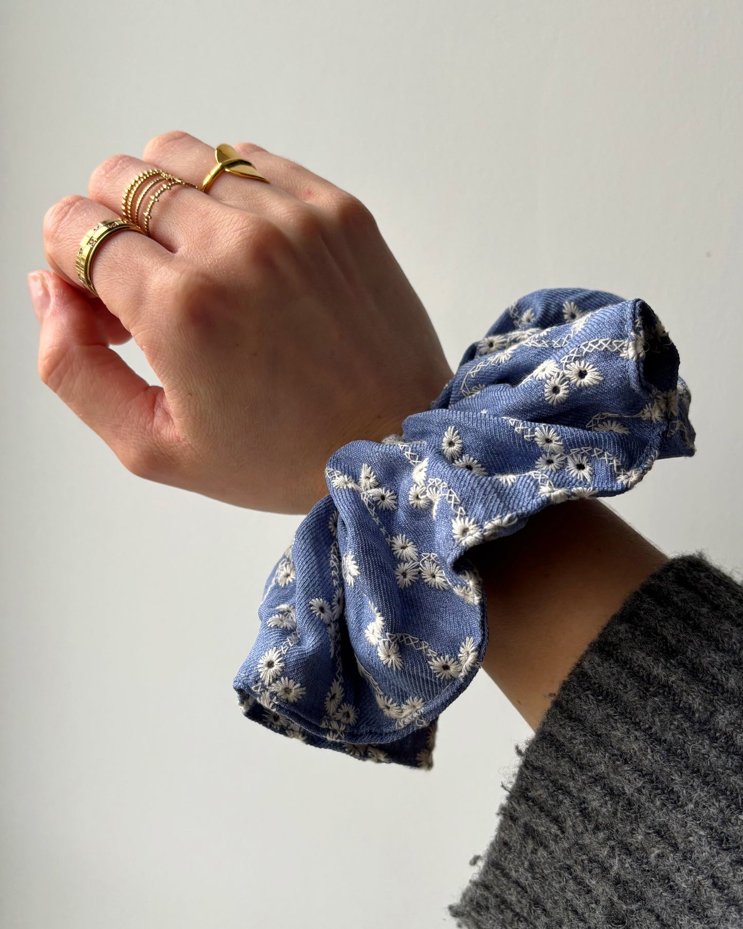 Grand chouchou à motif fleuri bleu jean