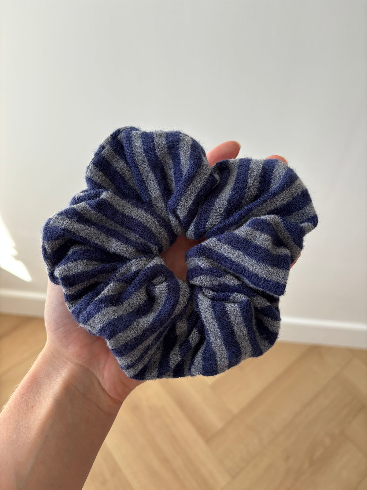 Grand chouchou à rayures bleues