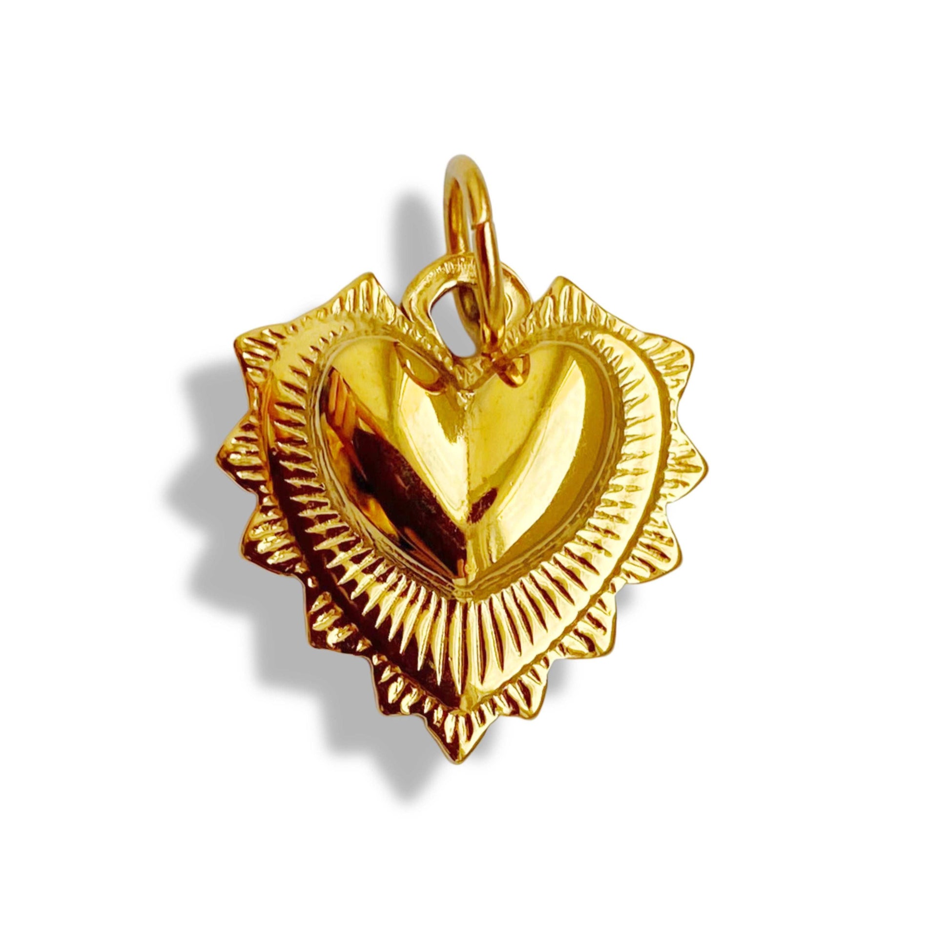 Pendentif en acier inoxydable doré en forme de cœur.