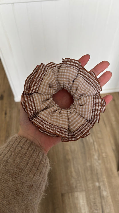 Grand chouchou à froufrous marron