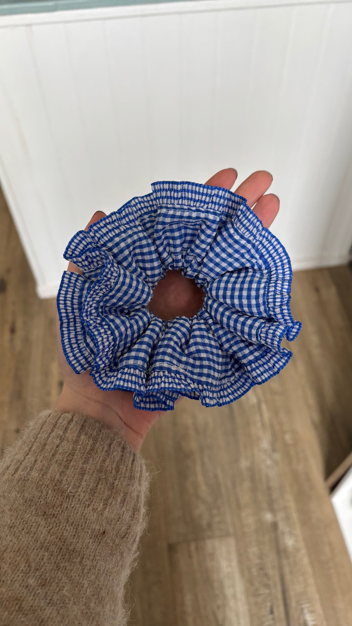 Grand chouchou à froufrous bleu