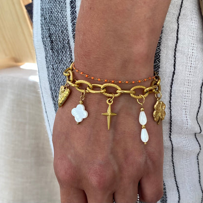 Bracelet doré avec 5 pendentifs.