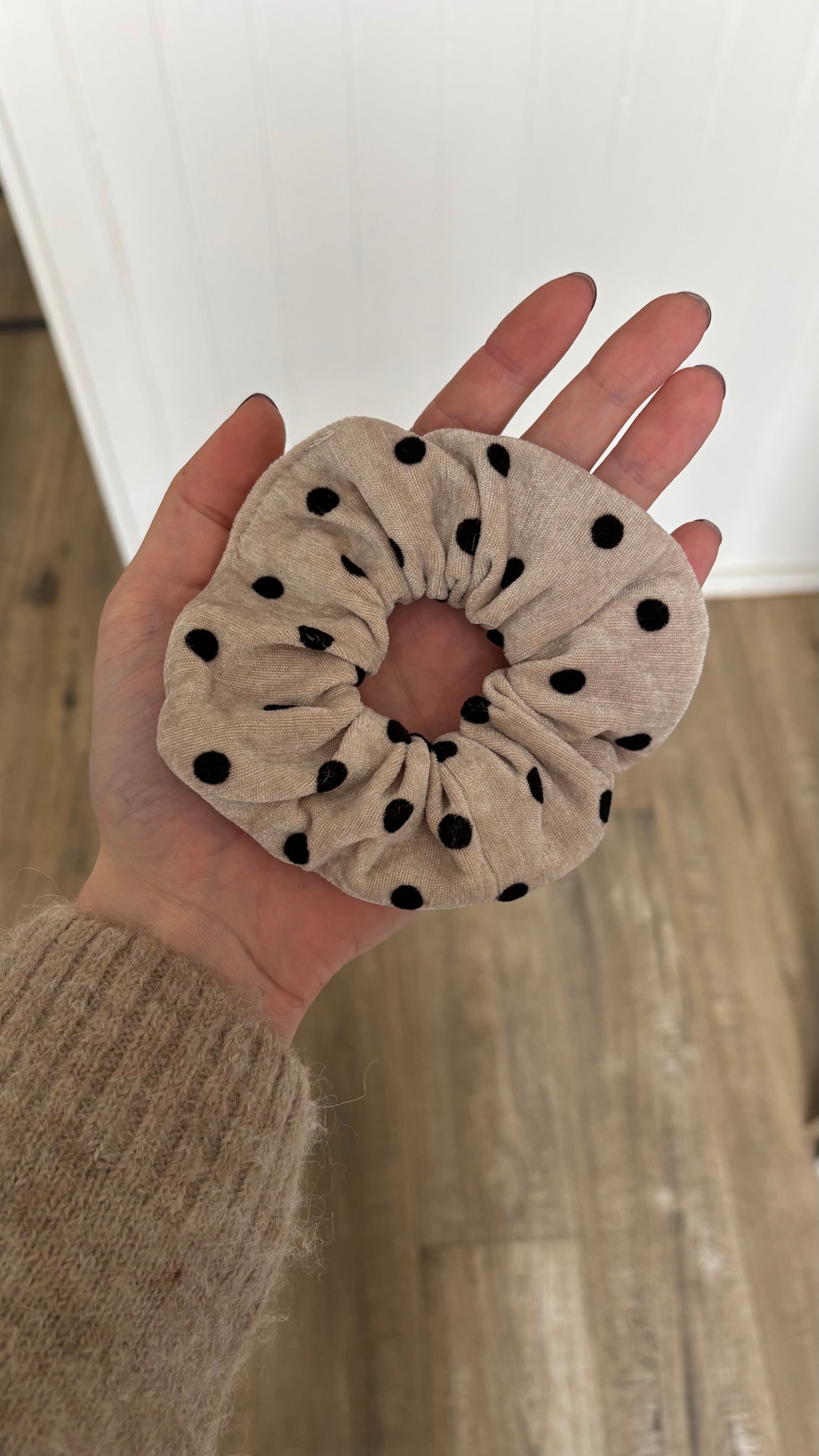 Moyen chouchou en velours beige à pois