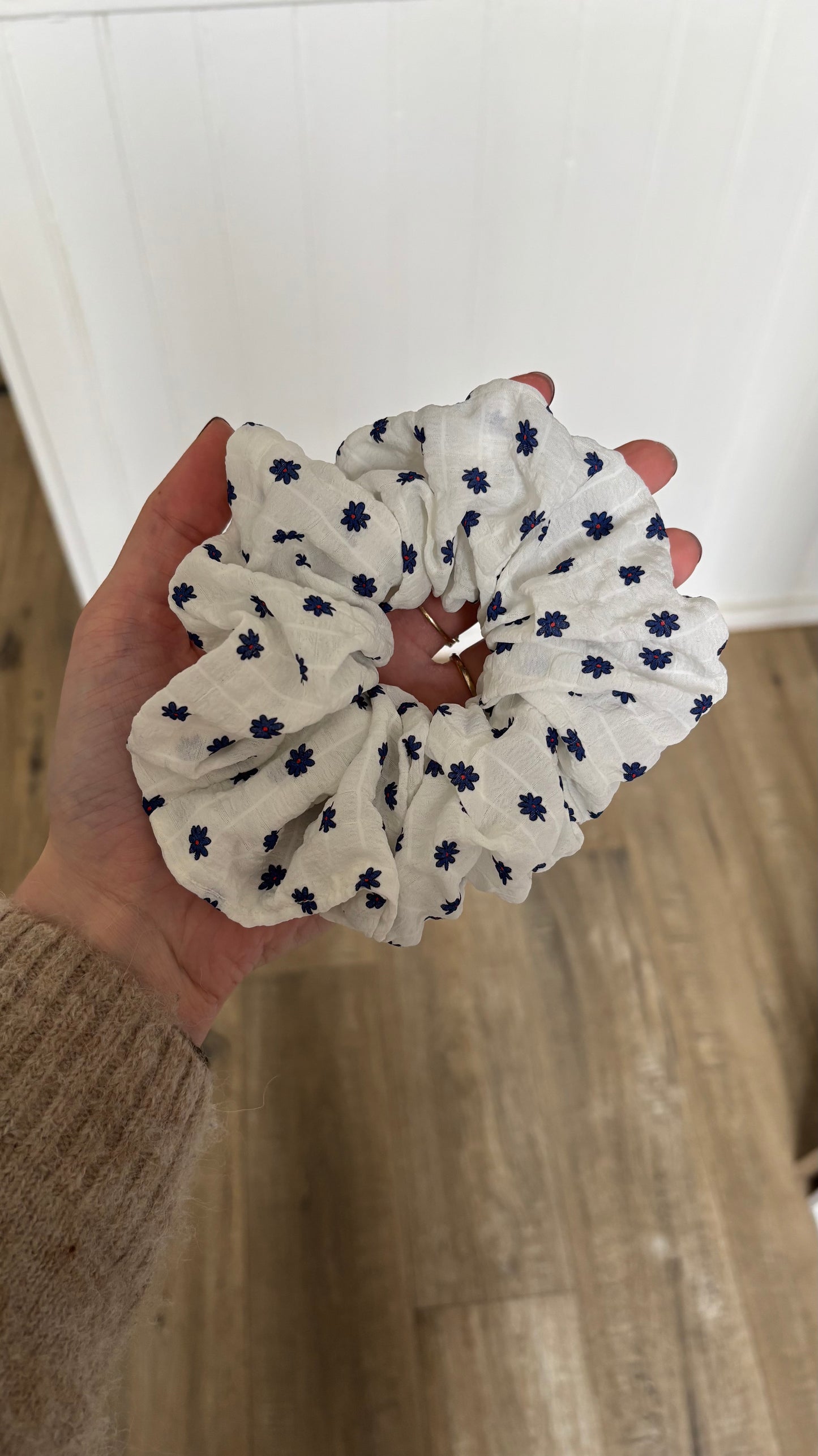 Grand chouchou blanc à fleurs