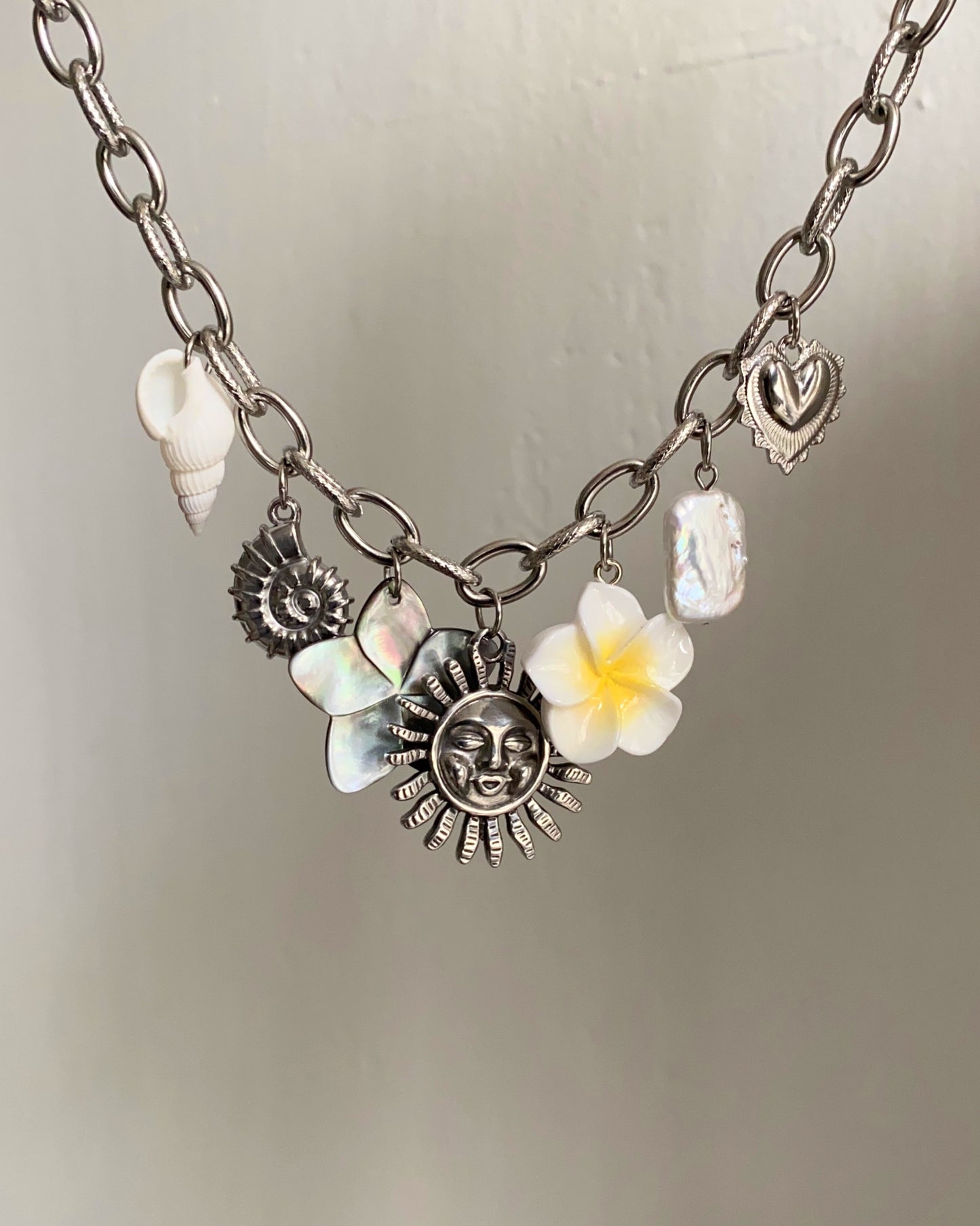 Fleur de nacre grise - charm